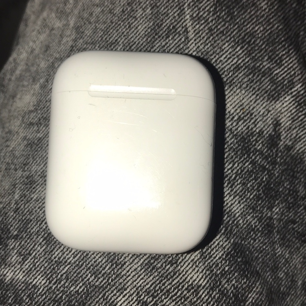 apple airpod case only! im asking 80$ not used